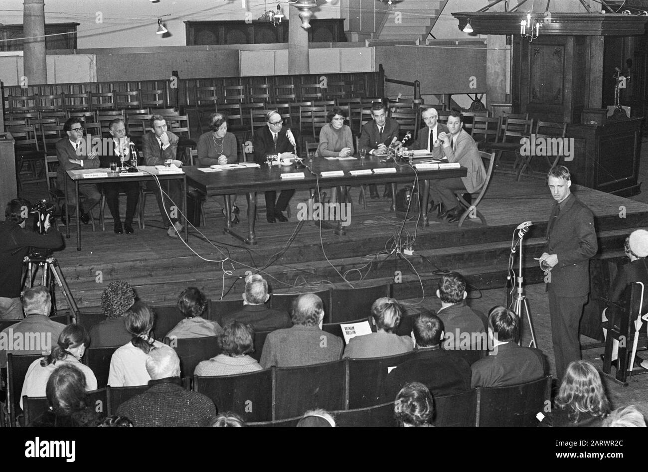 Enseigner au Westerkerk Peaceweek. PEIS (VVD), Steenbergen (CHU), Branderhorst (PSP), Red (PVDA), Schneider, Pool (AR), Maas (CPN), Fieyta (KVP), Mertens Date : 10 octobre 1967 Nom personnel : pool, Pvda Vvd Nom de l'établissement : AR, CHU, PSP, Westerkerk Banque D'Images
