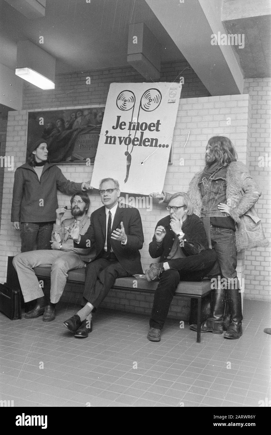 Enseigner aux élèves sur le recensement, dans l'église Moïse et Aaron, Amsterdam; M. Schmitz (milieu), chef du département du recensement général de la SCS au mot Date: 20 février 1971 lieu: Amsterdam, Noord-Holland mots clés: Recensement, élèves de l'école, information Nom personnel: CBS Nom de l'institution: Moses et Aäronkerk Banque D'Images