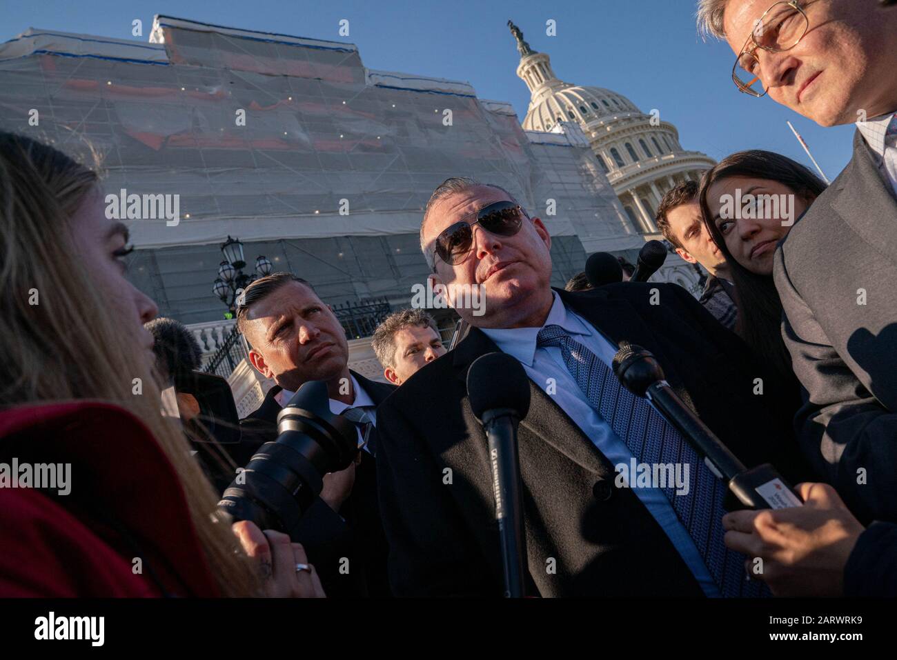 L'associé Giuliani Lév Parnas s'adresse aux médias en dehors du Capitole des États-Unis avec son avocat Joseph Bondy après avoir assisté au procès de destitution du Sénat du président Donald J.Trump au Capitole des États-Unis à Washington, DC le mercredi 29 janvier 2020. Trump est confronté à deux articles de destitution : abus de pouvoir et obstruction du congrès. Photo de Ken Cedeno/UPI Banque D'Images