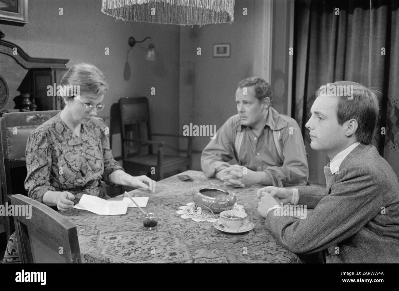 Chaîne de télévision Caractère, v.l.n.n. Andrea Domburg, Rudi Falkenhagen et Lex van Delden en scène Date : 28 juin 1971 mots clés : scènes, série Nom personnel : Andrea Domburg Banque D'Images