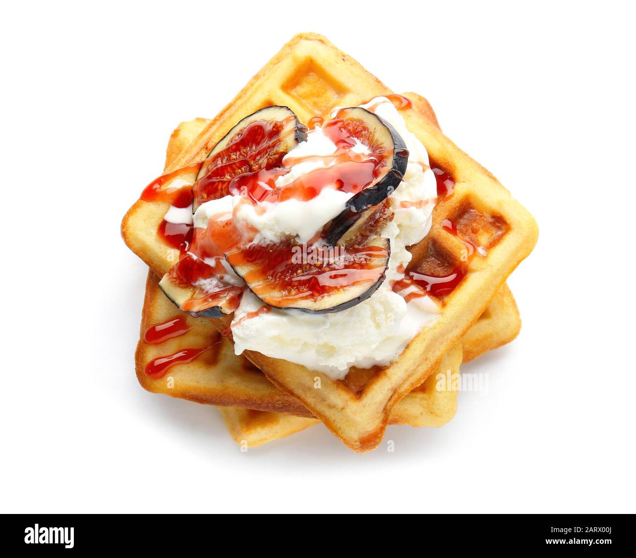 Gaufres savoureuses avec figue et glace sur fond blanc Banque D'Images
