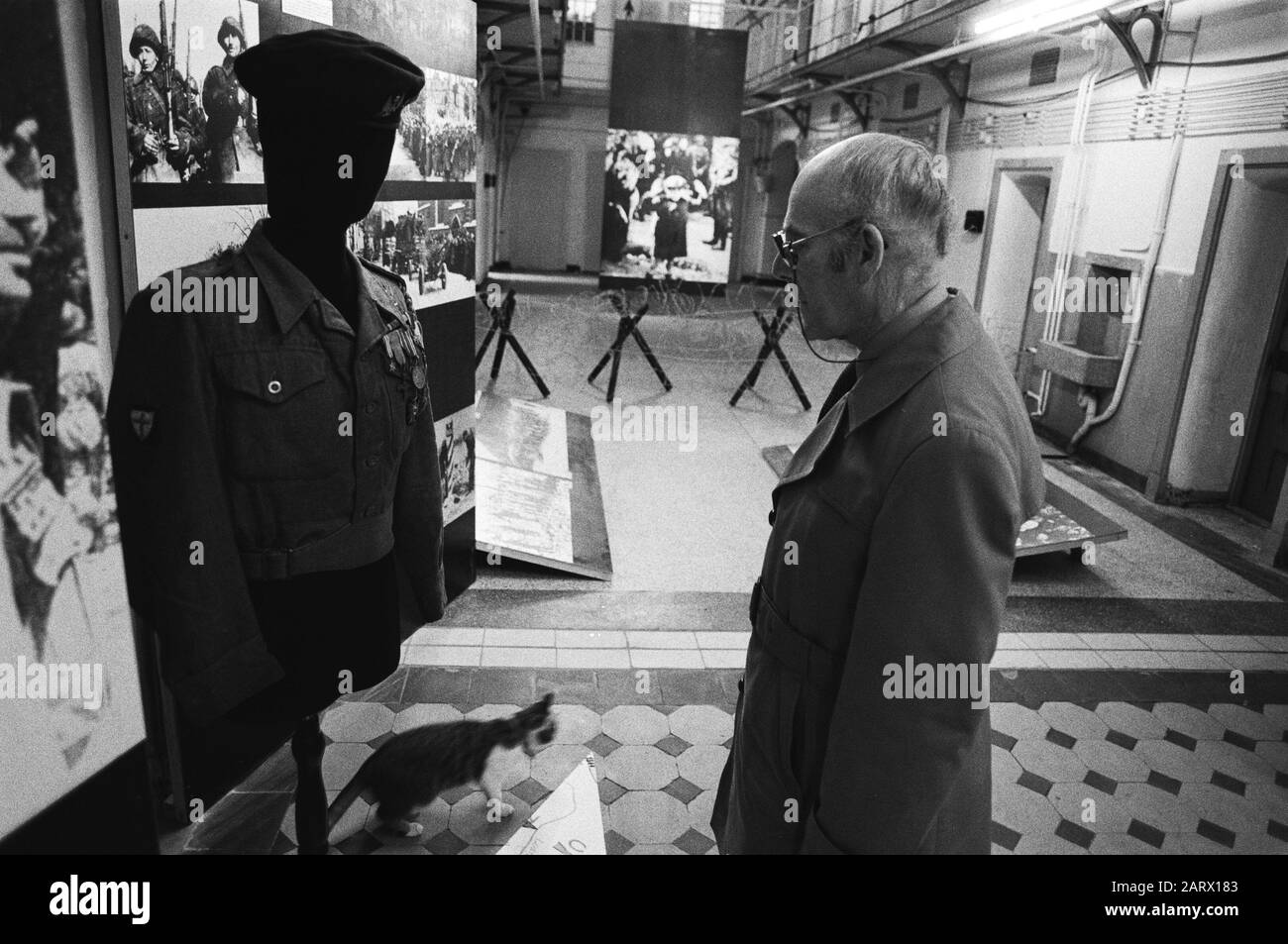 Tente. Nous remercions les Polonais au sujet des libérateurs polonais dans l'ancienne maison de garde Kleine Gartmanplantsoen, Date: 1 mai 1981 lieu: Amsterdam, Noord-Holland mots clés: Expositions Banque D'Images