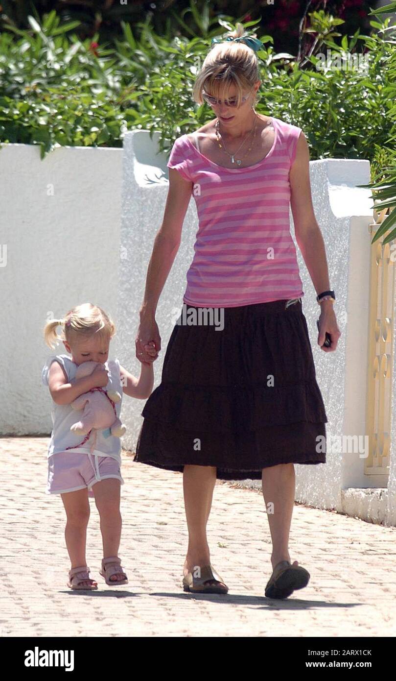 Kate McCann prend sa plus jeune fille Amélie à la crèche pour enfants au Ocean Club de Praia Da Luz, tandis que la recherche continue pour leur fille manquante Madeleine qui a été enlevée au complexe le 3 mai 2007. Banque D'Images