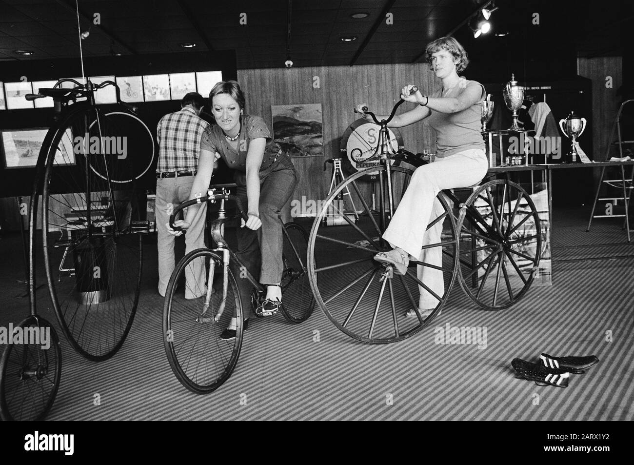 Vélos d'exposition... de Jaap Eden au Kneet à Amstelveen; vélo de la marque Burgers à partir de 1870 et un vélo de route japonais en bois à partir de 1920 Date: 16 août 1979 lieu: Amstelveen, Noord-Holland mots clés: Vélos, histoire, expositions Banque D'Images