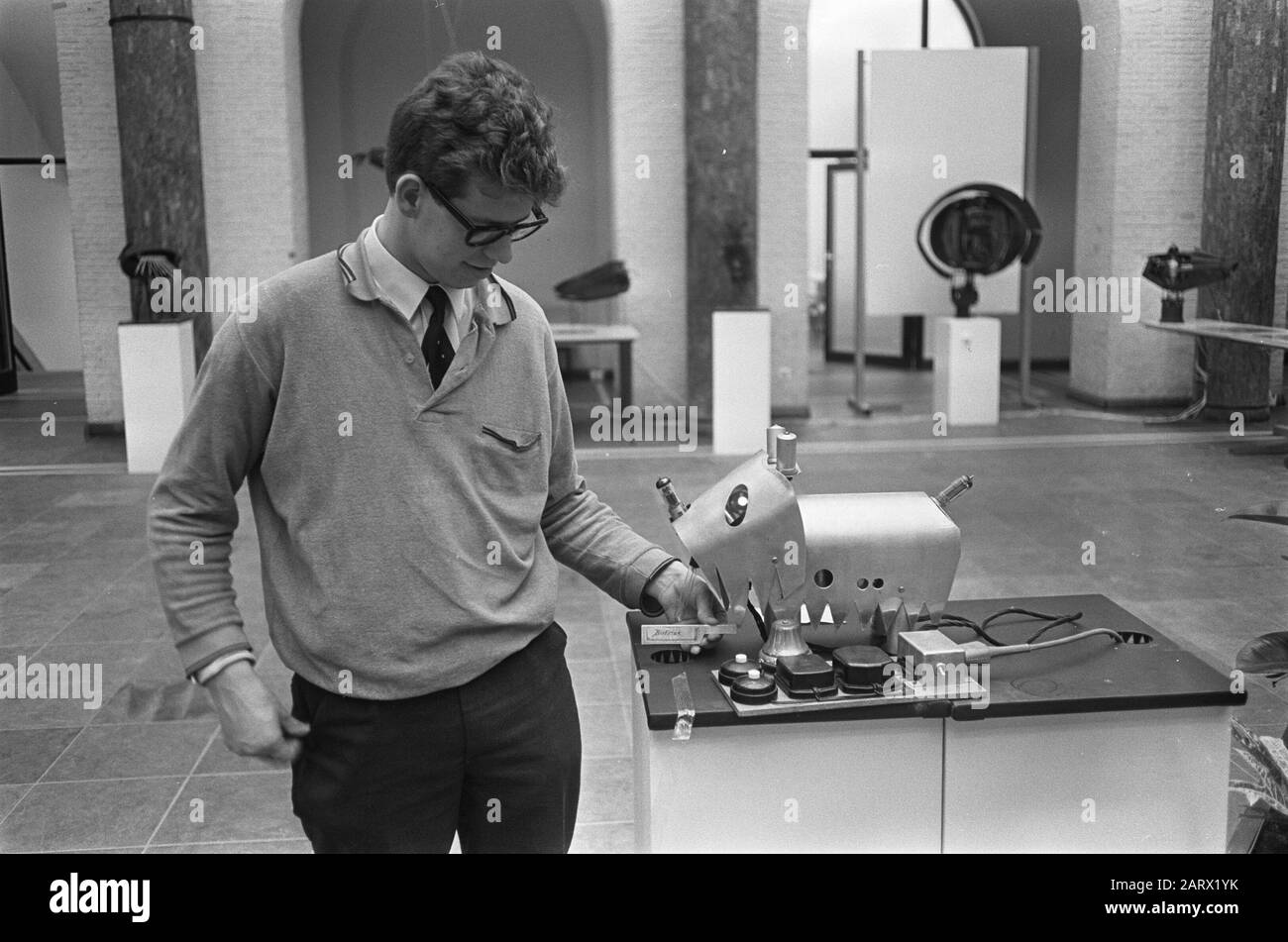 Exposition The Rekentuig in hall Virgin House, The Dog of Pavlov Date: 2 février 1968 mots clés: Expositions Nom de l'institution: Virgin House Banque D'Images