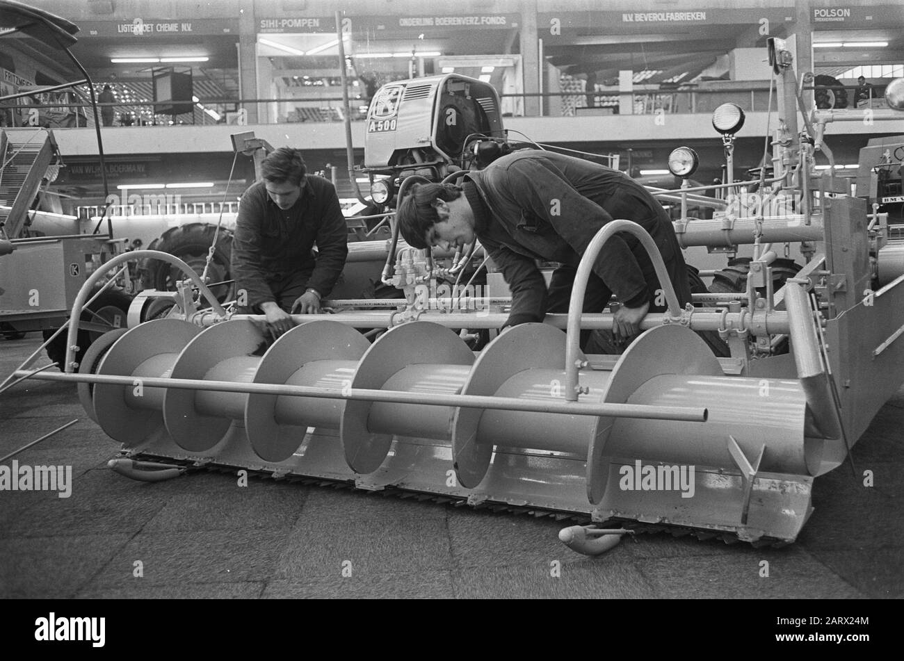 Exposition L'outil agricole, une moissonneuse de betteraves Date : 12 janvier 1968 mots clés : expositions Nom personnel : outil agricole Le Banque D'Images