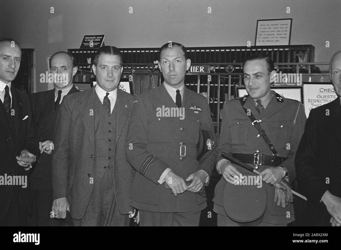 [Exposition sur les Pays-Bas à Belfast] [un certain nombre d'hommes, deux officiers se tenant à la réception d'un hôtel] Date: Mai 1943 lieu: Belfast, Grande-Bretagne mots clés: Officiers, seconde Guerre mondiale Banque D'Images