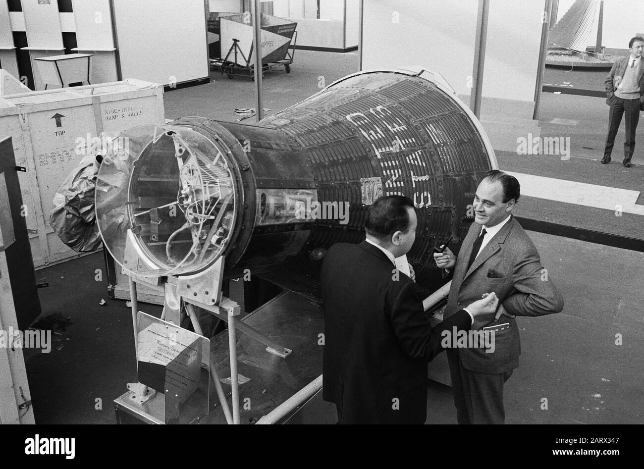 Exposition US Food Agriculture dans le bâtiment RAI. Le vaisseau spatial de W. Schirra de Signa 7 est également exposé Date: 5 novembre 1963 lieu: Amsterdam, Noord-Holland mots clés: Expositions Nom de l'établissement: RAI Banque D'Images