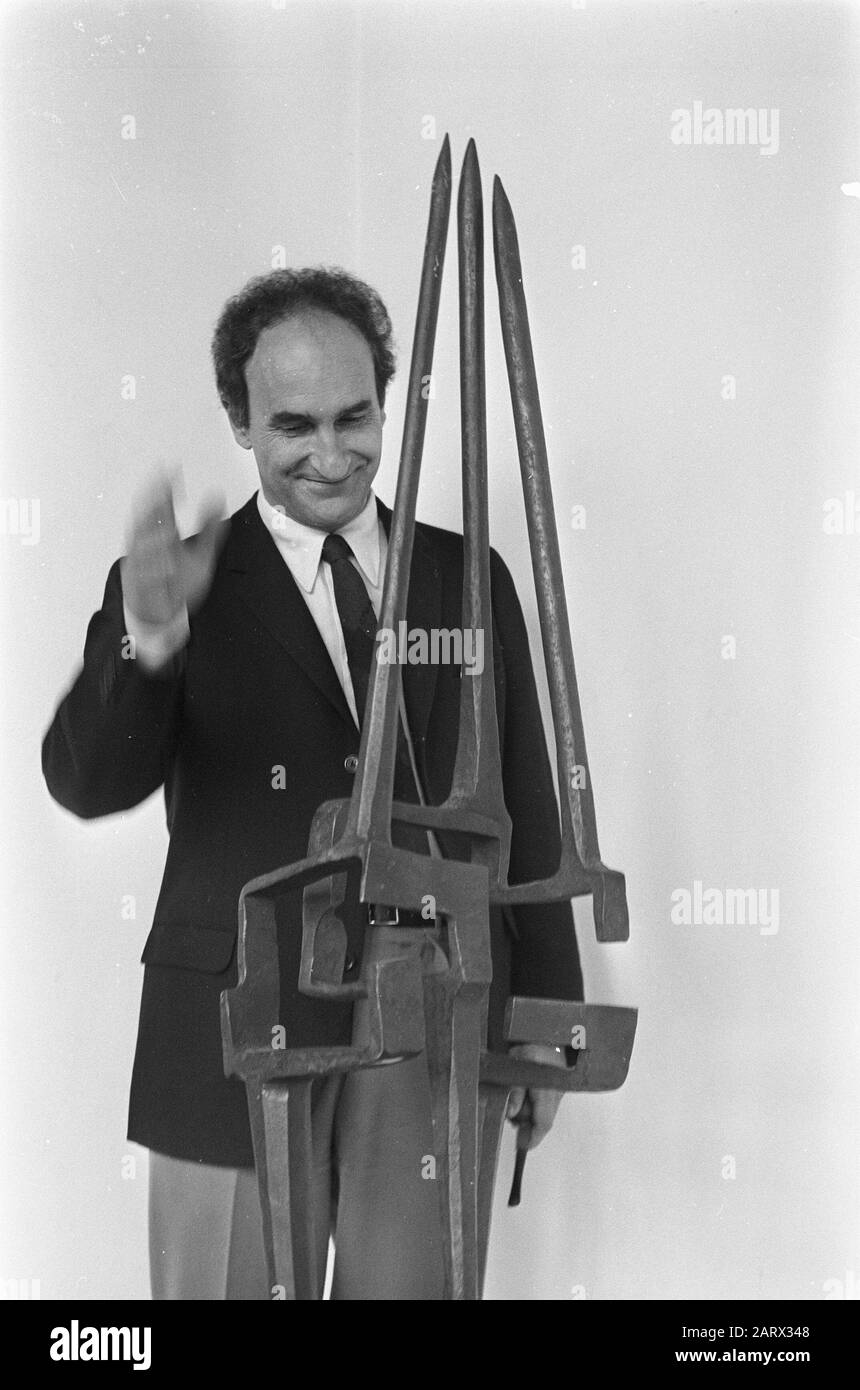 Exposition de l'artiste espagnol Eduardo Chilida in Stedelijk Museum Amsterdam ouvrit E. Chilida à plastic Date: 25 avril 1969 lieu: Amsterdam, Noord-Holland mots clés: Artistes, musées, expositions Nom personnel: Eduardo Chilida Banque D'Images