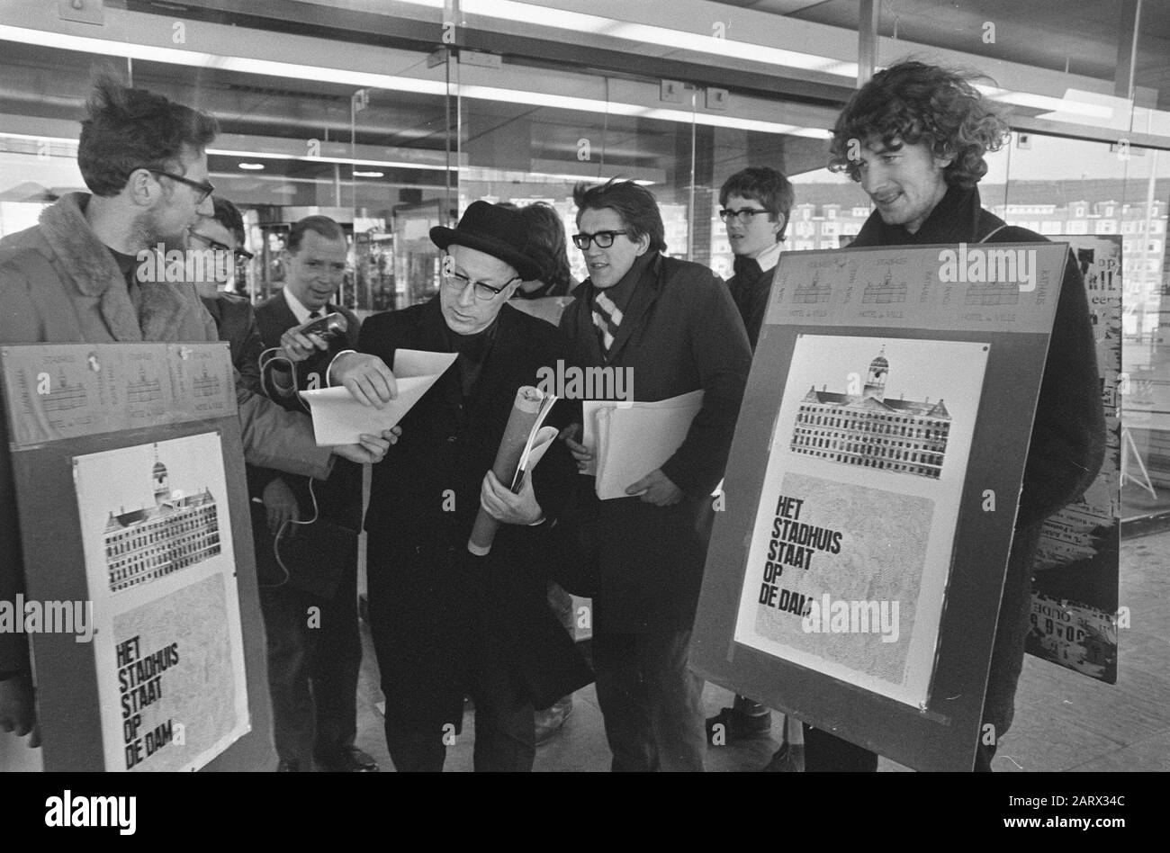 Exposition City Hall Competition Amsterdam in the RAI a ouvert Samkalden avec des manifestants (qui trouvent le Palais dans la meilleure mairie du Dam) Date: 21 mars 1969 lieu: Amsterdam, Noord-Holland mots clés: Maires, manifestants, expositions Nom personnel: Samkalden, Ivo Nom de l'institution: RAI Banque D'Images