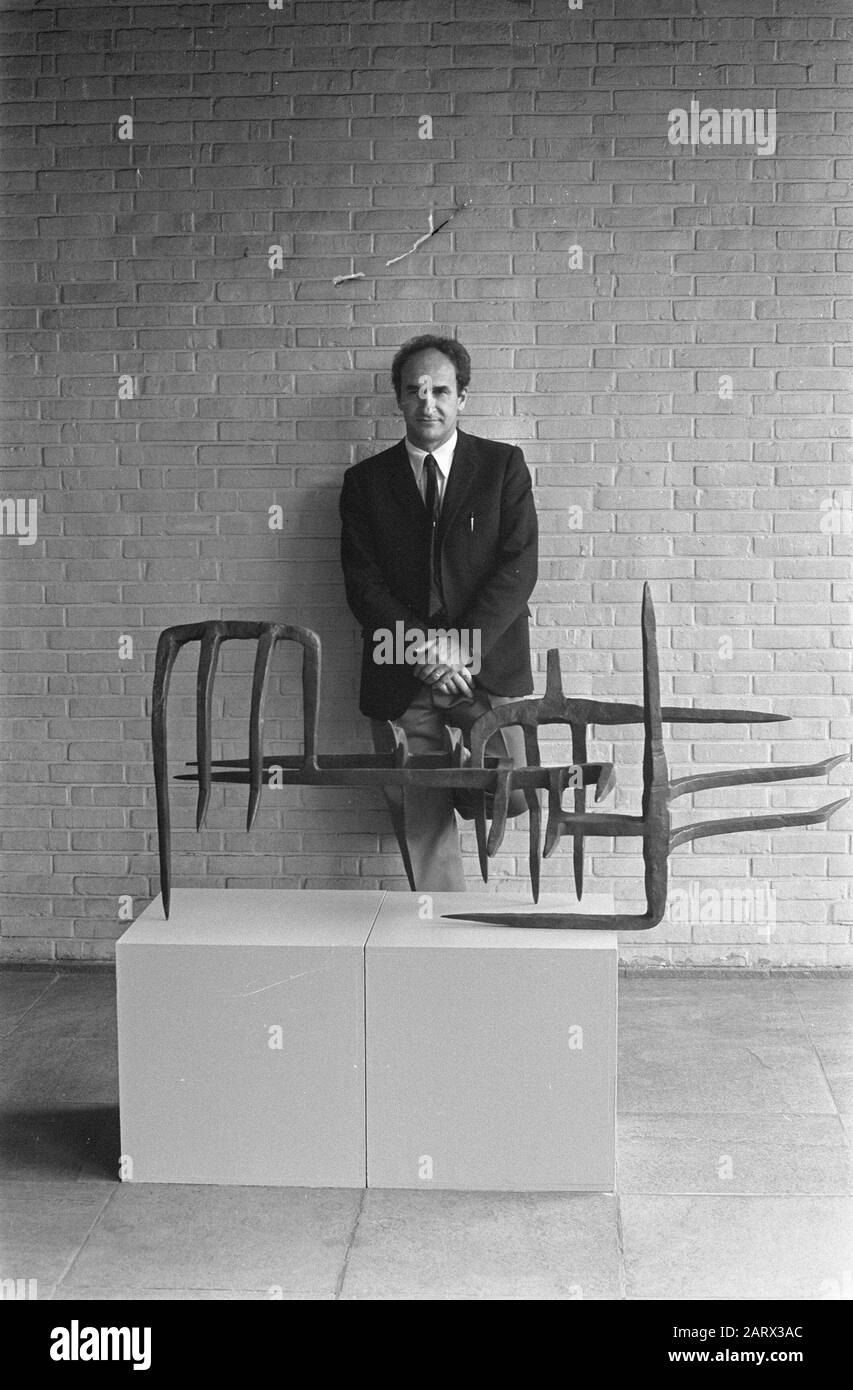 Exposition de l'artiste espagnol Eduardo Chilida in Stedelijk Museum Amsterdam ouvrit E. Chilida à plastic Date: 25 avril 1969 lieu: Amsterdam, Noord-Holland mots clés: Artistes, musées, expositions Nom personnel: Eduardo Chilida Banque D'Images