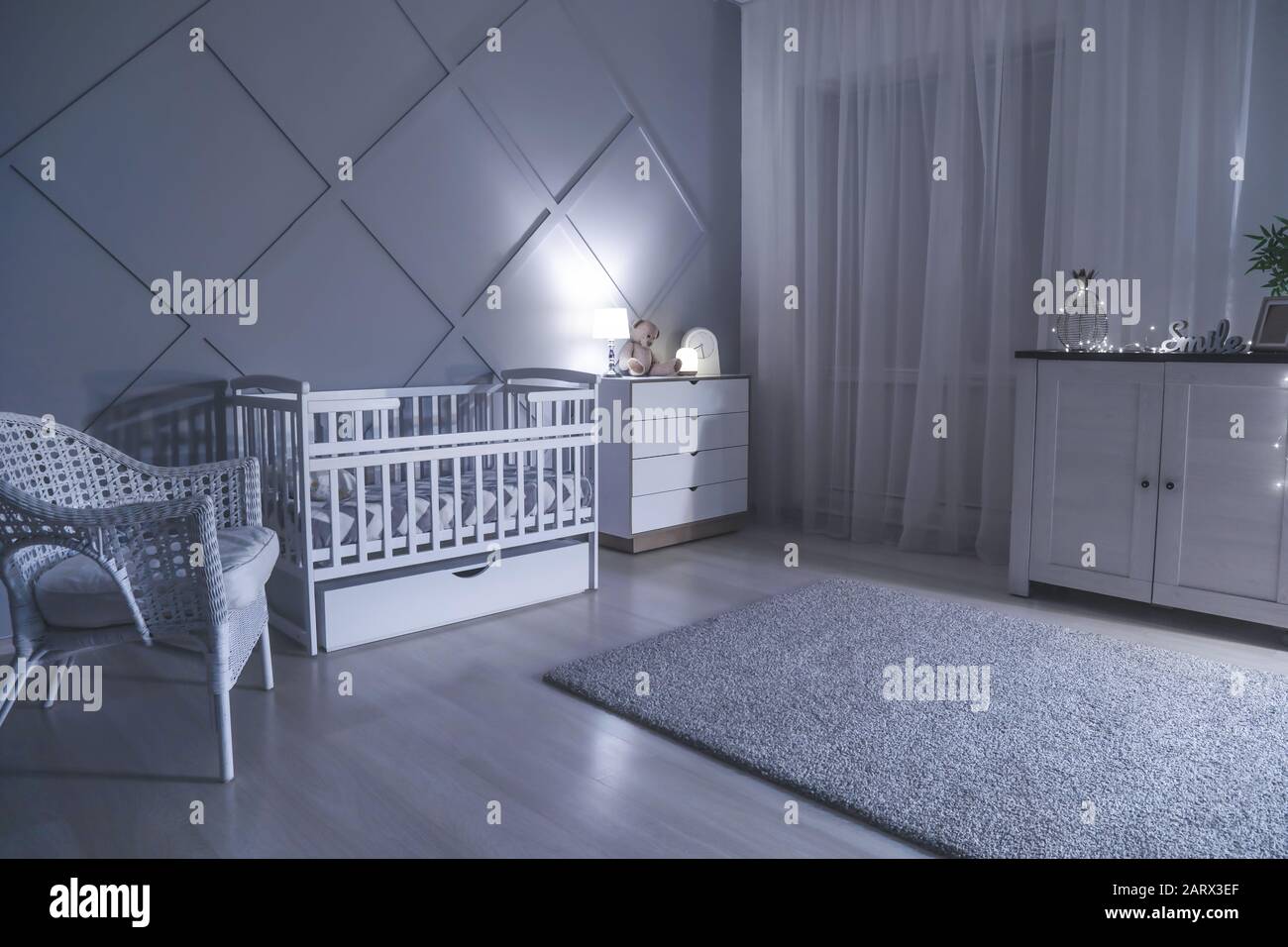 Chambre Bebe Gris Blanc Avec Lit Bebe Et Commode Photo Stock Alamy Chambre Bebe Gris Blanc Avec Lit Bebe Et Commode Photo Stock Alamy