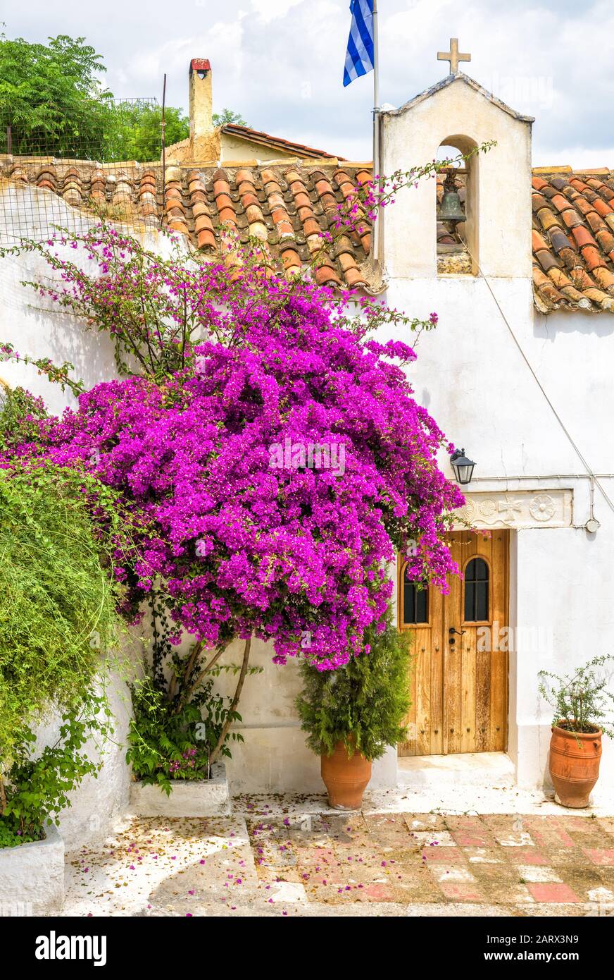 Ancienne église d'Anafiotika, quartier de Plaka, Athènes, Grèce. Plaka est l'une des principales attractions touristiques d'Athènes. Maison pittoresque sur la rue traditionnelle o Banque D'Images