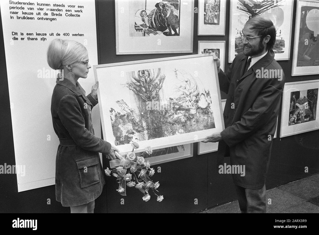 50 000 ème visiteur à l'exposition Mussement à Utrecht est Mme Bos, elle et son mari ont reçu des expositions aquarelles, aquarelles, visiteurs, Utrecht (ville), Utrecht (province) Date: 9 juillet 1969 lieu: Utrecht (province), Utrecht (ville) mots clés: Aquarelles, visiteurs, expositions Nom de l'institution: Mussement Banque D'Images