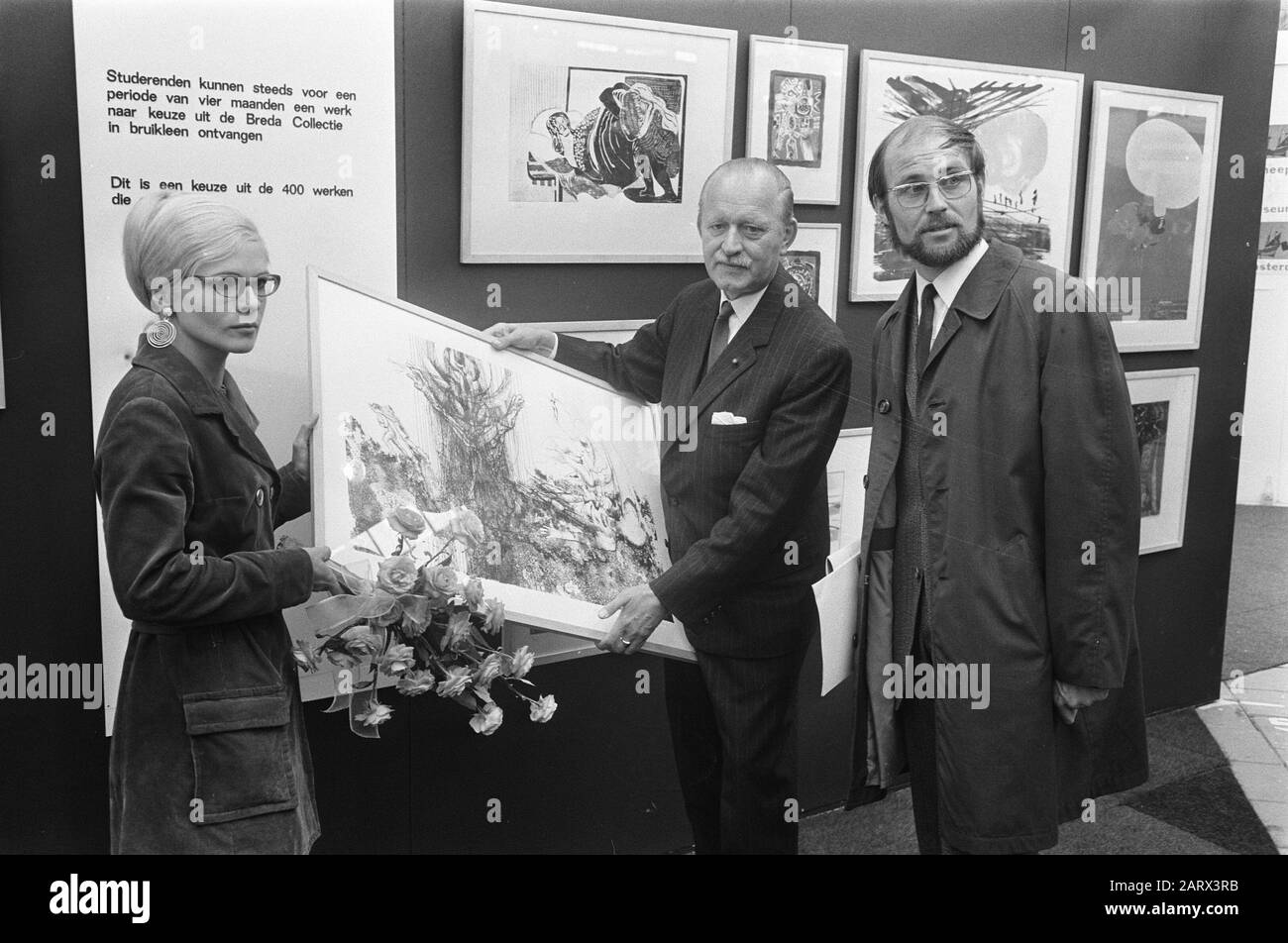 50 000 ème visiteur à l'exposition Mussement à Utrecht est Mme Bos, elle et son mari ont reçu des expositions aquarelles, aquarelles, visiteurs, Utrecht (ville), Utrecht (province) Date: 9 juillet 1969 lieu: Utrecht (province), Utrecht (ville) mots clés: Aquarelles, visiteurs, expositions Nom de l'institution: Mussement Banque D'Images