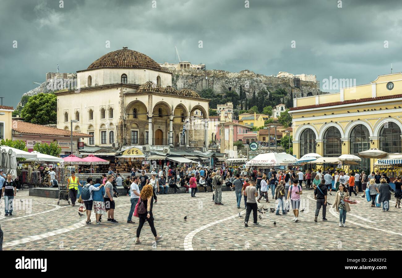 Athènes - 7 mai 2018 : place Monastiraki surplombant l'Acropole à Athènes, Grèce. Les gens visitent un vieux centre d'Athènes en été. Cette zone historique Banque D'Images
