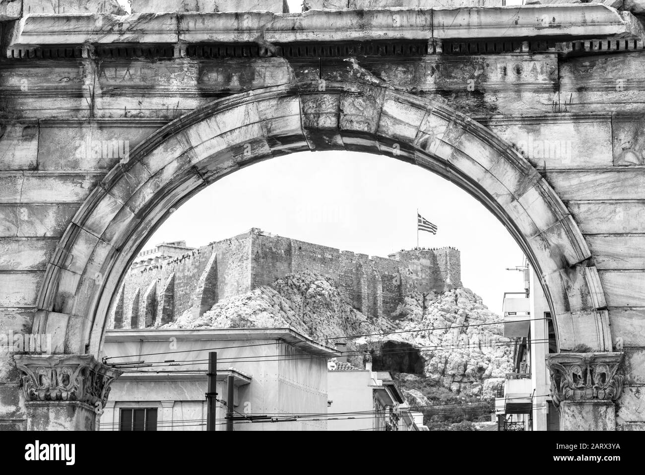 Arche d'Hadrien surplombant l'Acropole, Athènes, Grèce. C'est l'une des principales attractions touristiques d'Athènes. Photo vintage noir et blanc de l'ancien G Banque D'Images