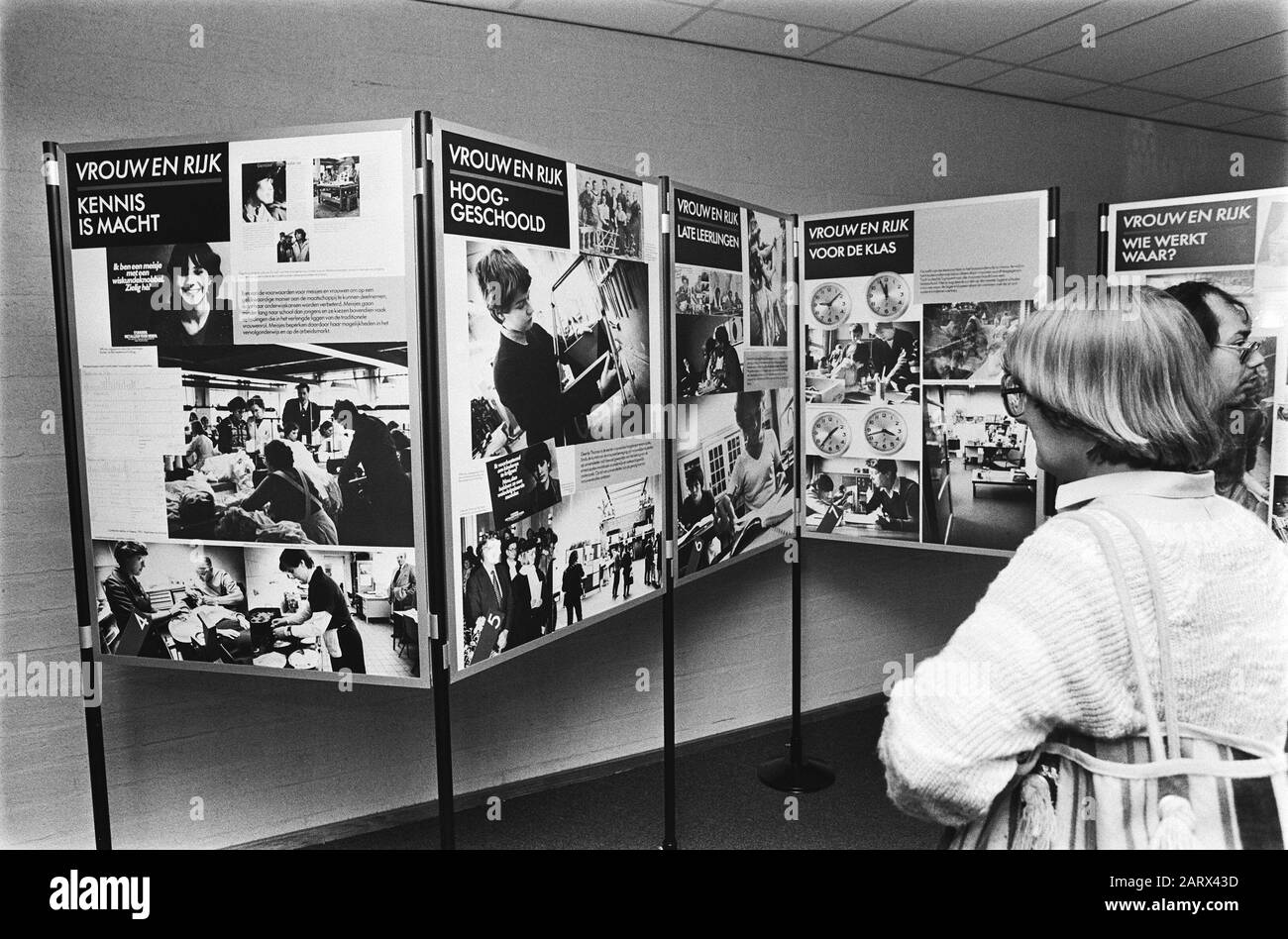 À l'occasion de la Journée internationale de la femme, la secrétaire d'État DanCona a ouvert l'exposition Spijkenisse Woman and Empire Date: 8 mars 1982 lieu: Spijkenisse, Zuid-Holland mots clés: Ouvertures, expositions Banque D'Images