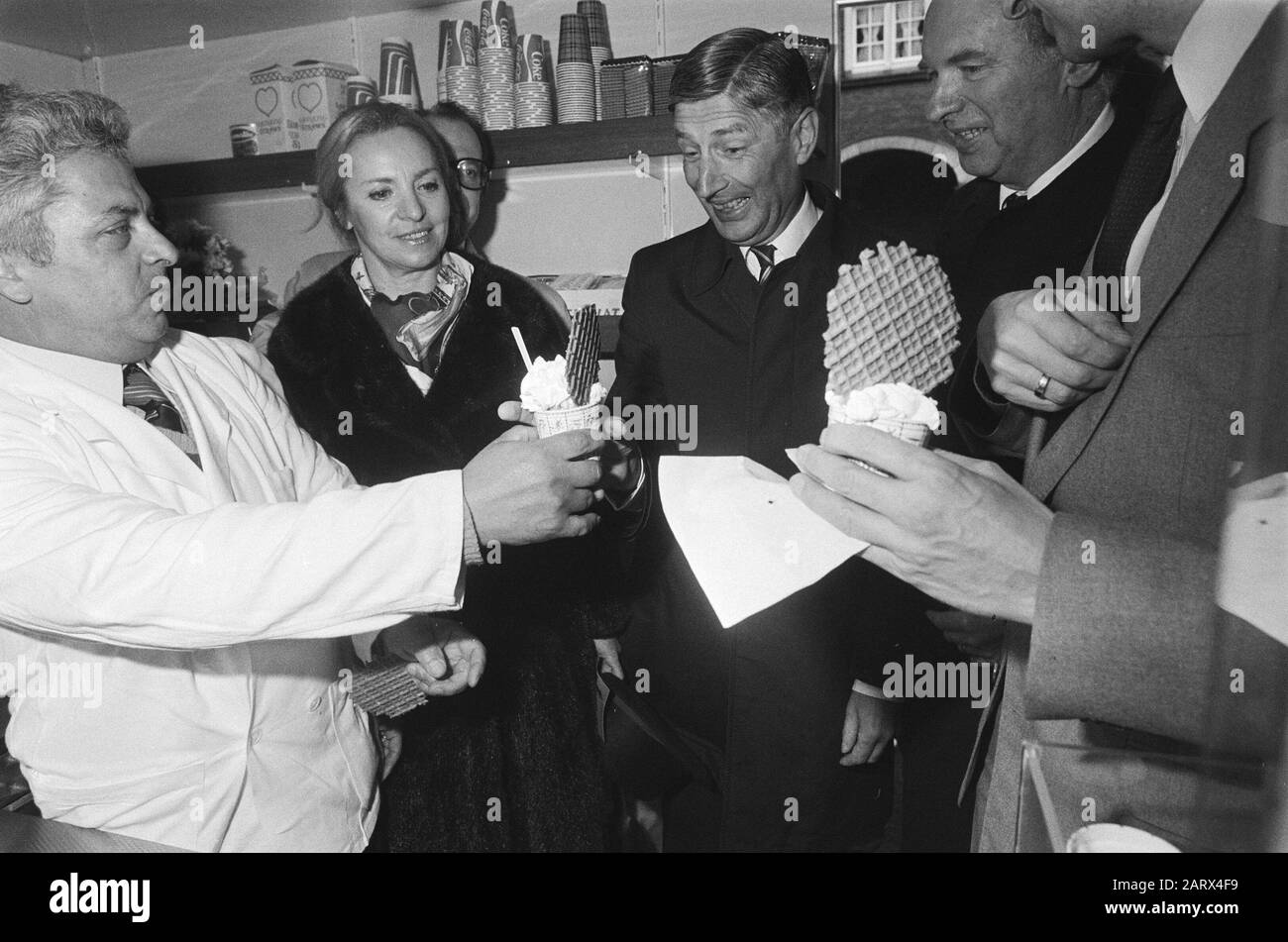 La terrasse de la machine à glace G. Izzo sur Binnenhof a officiellement ouvert ses portes. IJcoman Izzo (l.) et Van Agt qui ont acheté la première glace Date: 6 avril 1982 mots clés: Ouvertures, terrasses Nom personnel: G. Izzo Banque D'Images