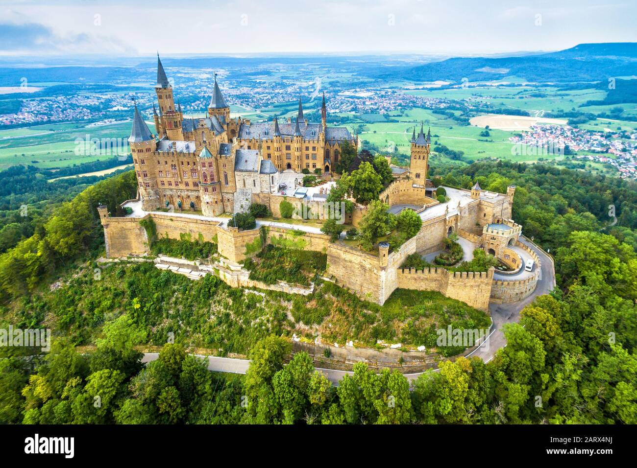Château de Hohenzollern sur la montagne, Allemagne. Ce château est un site célèbre dans les environs de Stuttgart. Vue panoramique aérienne de Burg Hohenzollern en été Banque D'Images