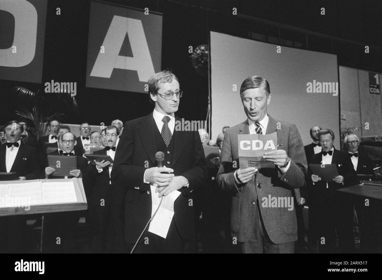 Également commandé CDA, rencontre électorale CDA à Kerkrade Van Agt pendant le chant Limbourg hymne national Date: 4 septembre 1982 lieu: Kerkrade mots clés: FOLKLITHERS, rencontres électorales Nom institutionnel: CDA Banque D'Images
