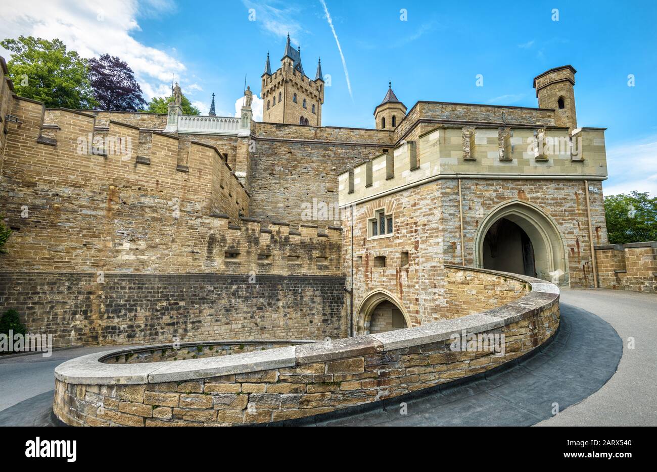 Près du château de Hohenzollern, Allemagne. Ce château est un monument situé dans les environs de Stuttgart. Entrée en spirale du majestueux Burg Hohenzollern. Célèbre gothique c Banque D'Images