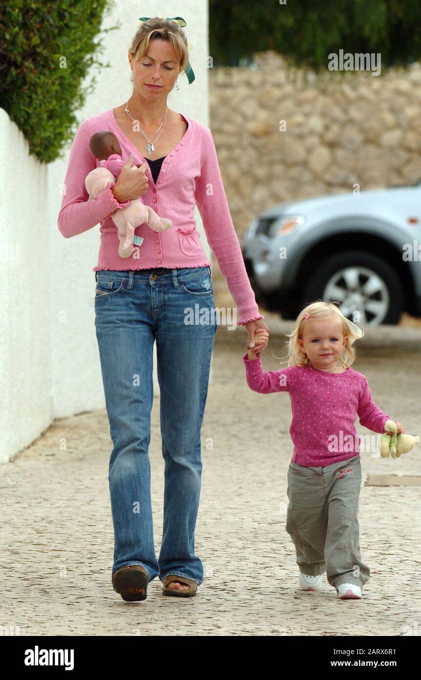 Kate McCann a recueilli sa plus jeune fille Amélie à la crèche pour enfants au Ocean Club de Praia Da Luz, tandis que la recherche continue pour leur fille manquante Madeleine qui a été enlevée à la station le 3 mai 2007. Banque D'Images