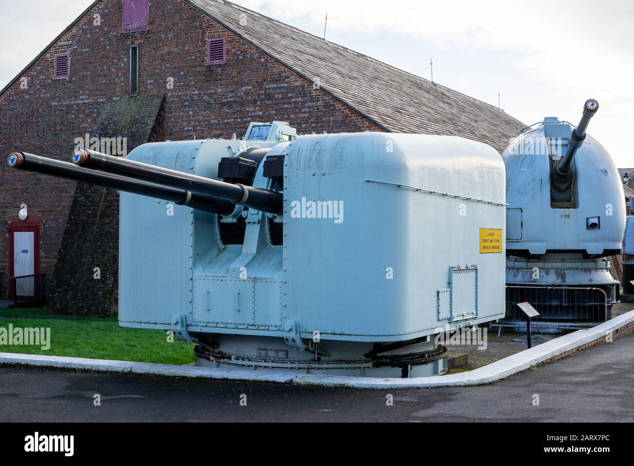 Pistolet de guerre de 5 pouces de la Royal Navy sur un support au musée de la force de feu navale d'explosion, Gosport UK Banque D'Images