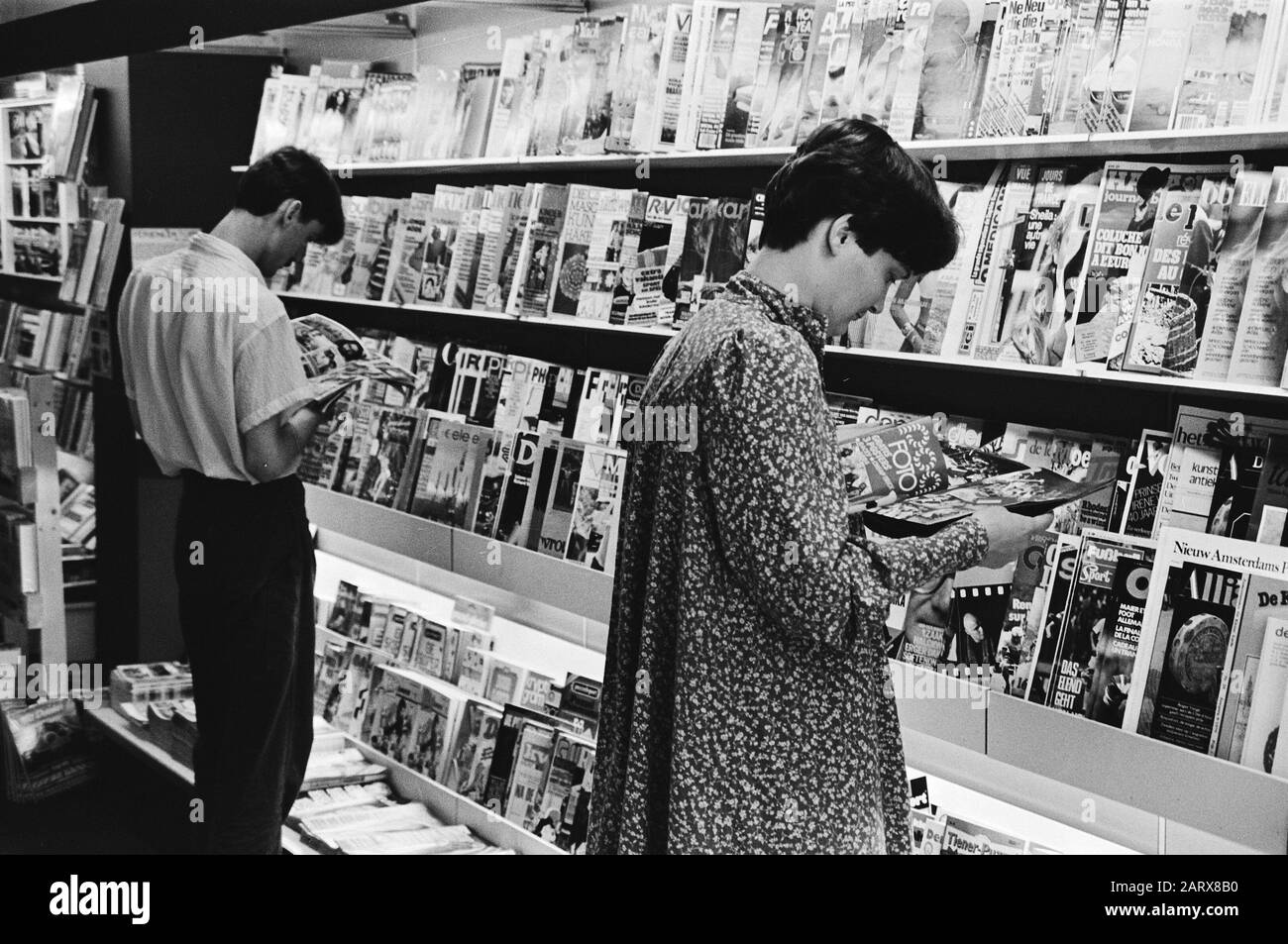 Clients dans un magasin de magazines, magasins, gens Date: 26 juillet 1979 mots clés: Personnes, magazines, magasins Banque D'Images