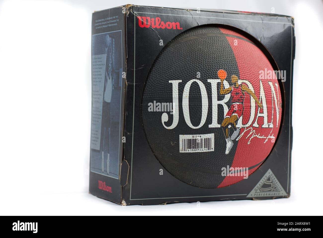 Dayton, OH- 28 janvier 2020: Wilson basketball portant un jeune Michael Jordan comme homme volant. Voler Jordan a bu de la ligne de faute Banque D'Images