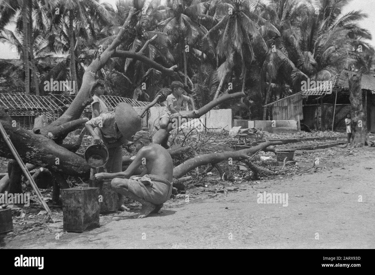 Banjoemas, Commission Chinoise De Contrôle. Port de Tjilatjap. Waranedja Tjilatjap: L'Indonésie continue de faire le plein de traces du passé chaos et incertitude. Mais entre les débris et les barrages routiers mis de côté, le commerce est de nouveau réalisé et la vie normale a retrouvé ses droits. Date : 10 Octobre 1947 Lieu : Indonésie, Antilles Néerlandaises De L'Est Banque D'Images