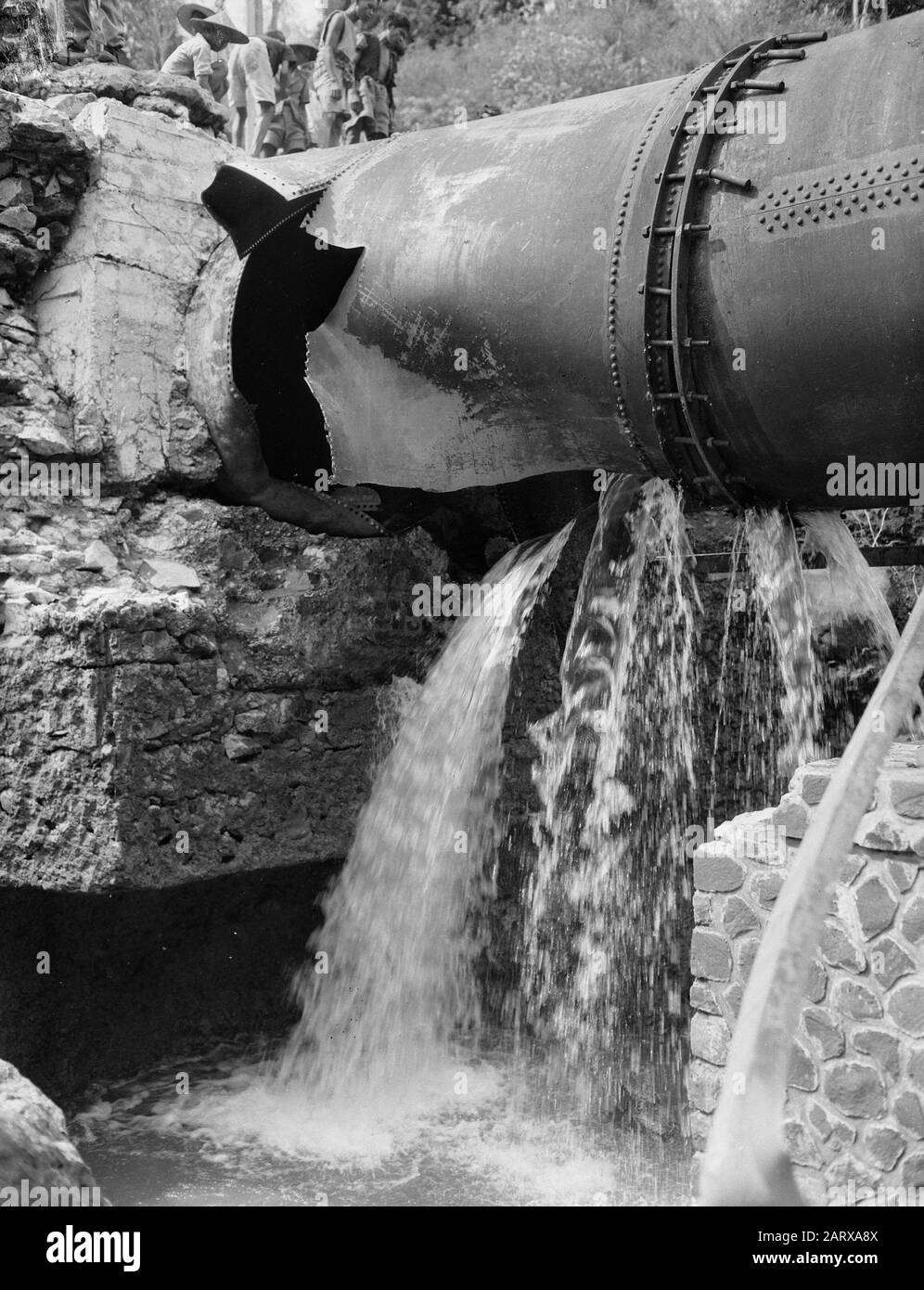Destruction Tootang-Centrale Brigade T Tuentang-Centrale : le 19 septembre 1947, un mois et demi après le cessez-le-feu, le tuyau du Centre Tuentang est gravement endommagé. Ce pipeline fournit de l'eau aux turbines de cette salle de sport multiple, qui est si importante pour Central Java. Une Bombe Date: 19 Septembre 1947 Lieu: Indonésie, Java, Hollandais East Indies, Tantang Banque D'Images
