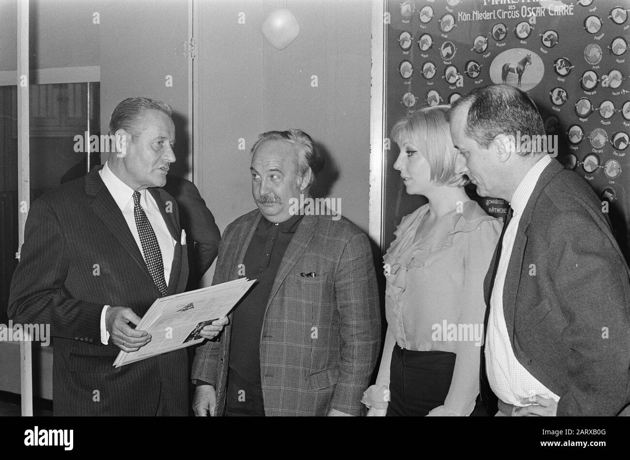 La tournée de l'Homme de la Manche se poursuit, Phonogramme fait LP à partir de la r.n.n. Lex Goudsmit, Carry Tefsen Et Guus Hermus Date : 23 Avril 1969 Mots Clés : Tours Nom Personnel : Goudsmit, Lex, Hermus, Guus, Tefsen, Carry Banque D'Images