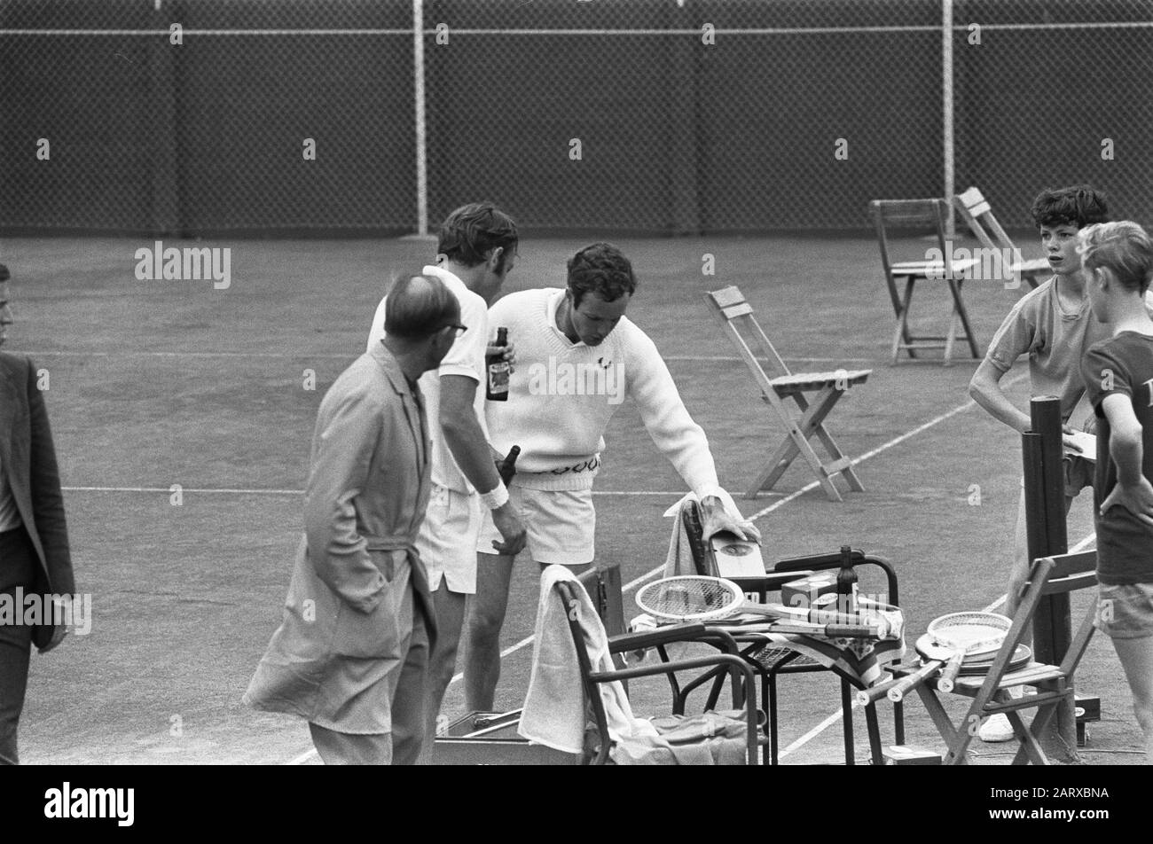 Matchs de tennis sur les courts de mets de Scheveningen Tom Okker et John Newcombe Date: 6 juillet 1969 lieu: Scheveningen, South-Holland mots clés: Tennis, courts de tennis, concours Nom personnel: Newcombe, John , Okker, Tom Nom de l'établissement: Mets jobs Banque D'Images