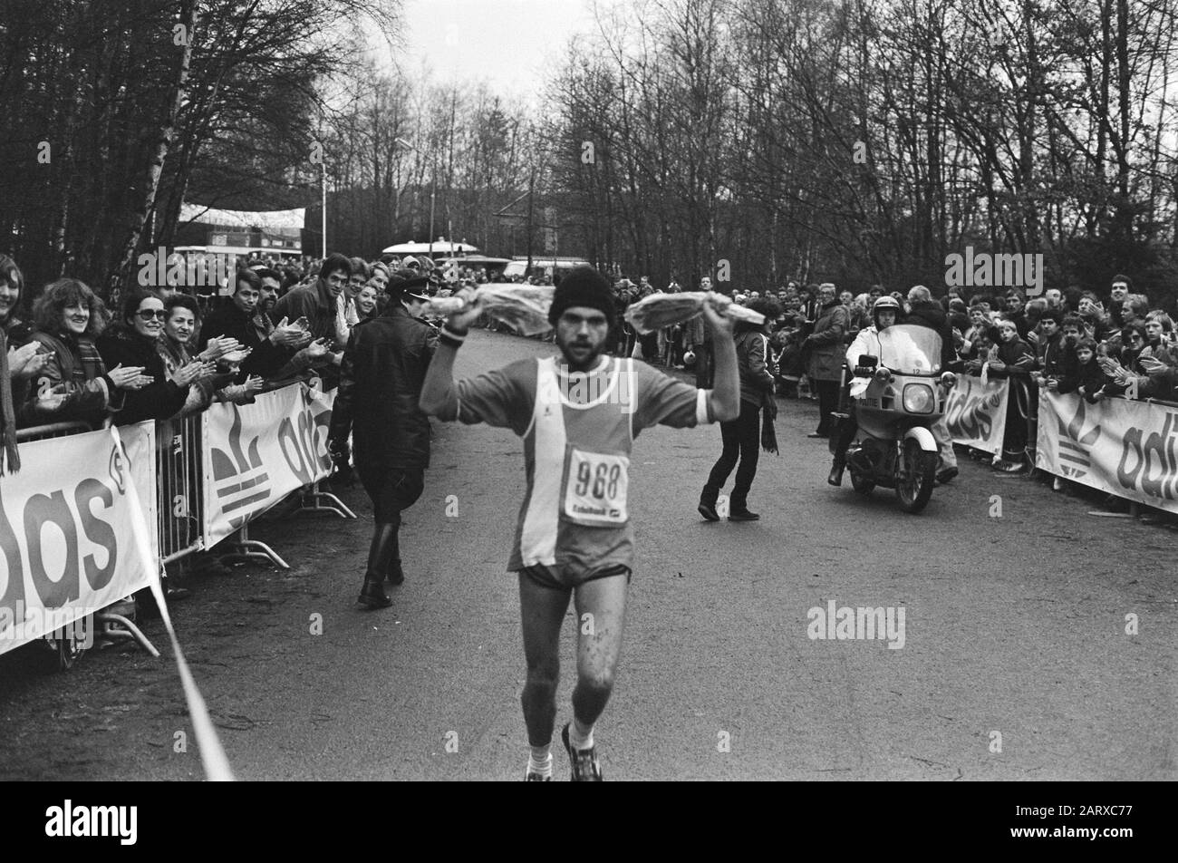 Ton Larrit se termine d'abord au marathon d'Apeldoorn Date: 7 février 1981 lieu: Apeldoorn, Gueldre mots clés: Fleurs, course, vêtements, marathon, motocyclettes, public, bannières, sports Nom personnel: Larrit, ton Banque D'Images