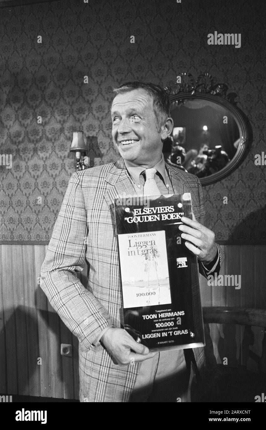 Show Hermans reçoit d'Eli Asser le Livre d'or pour 100 000 exemplaires De Mentir dans l'herbe Show Hermans montre fièrement le Livre d'or Date: 8 mars 1979 mots clés: Livres, cabaretiers, portraits Nom personnel: Hermans, Show Banque D'Images