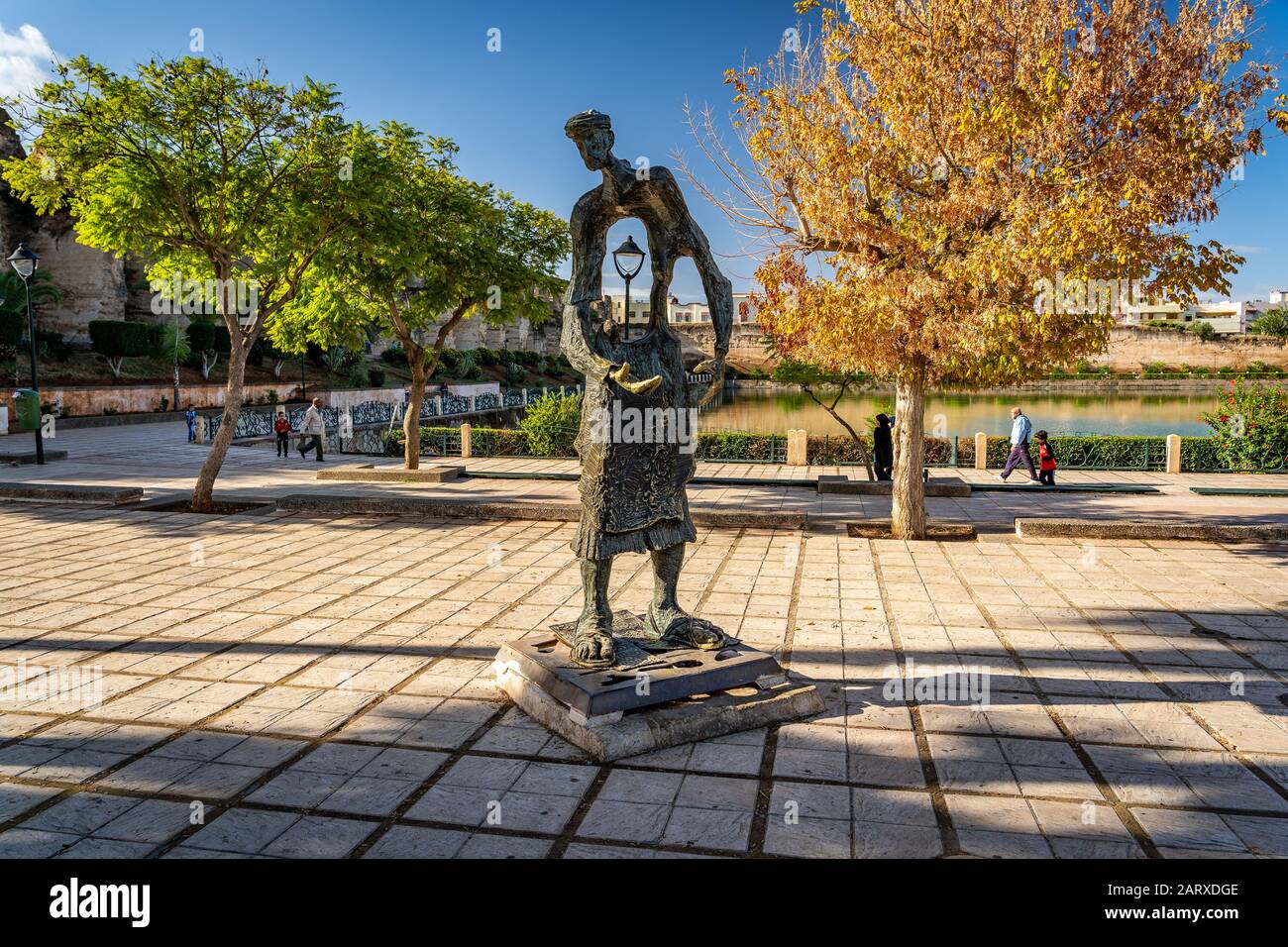 Meknes, Maroc - sculpture Intéressante d'un mendiant près des ruines de la Royal écuries Banque D'Images