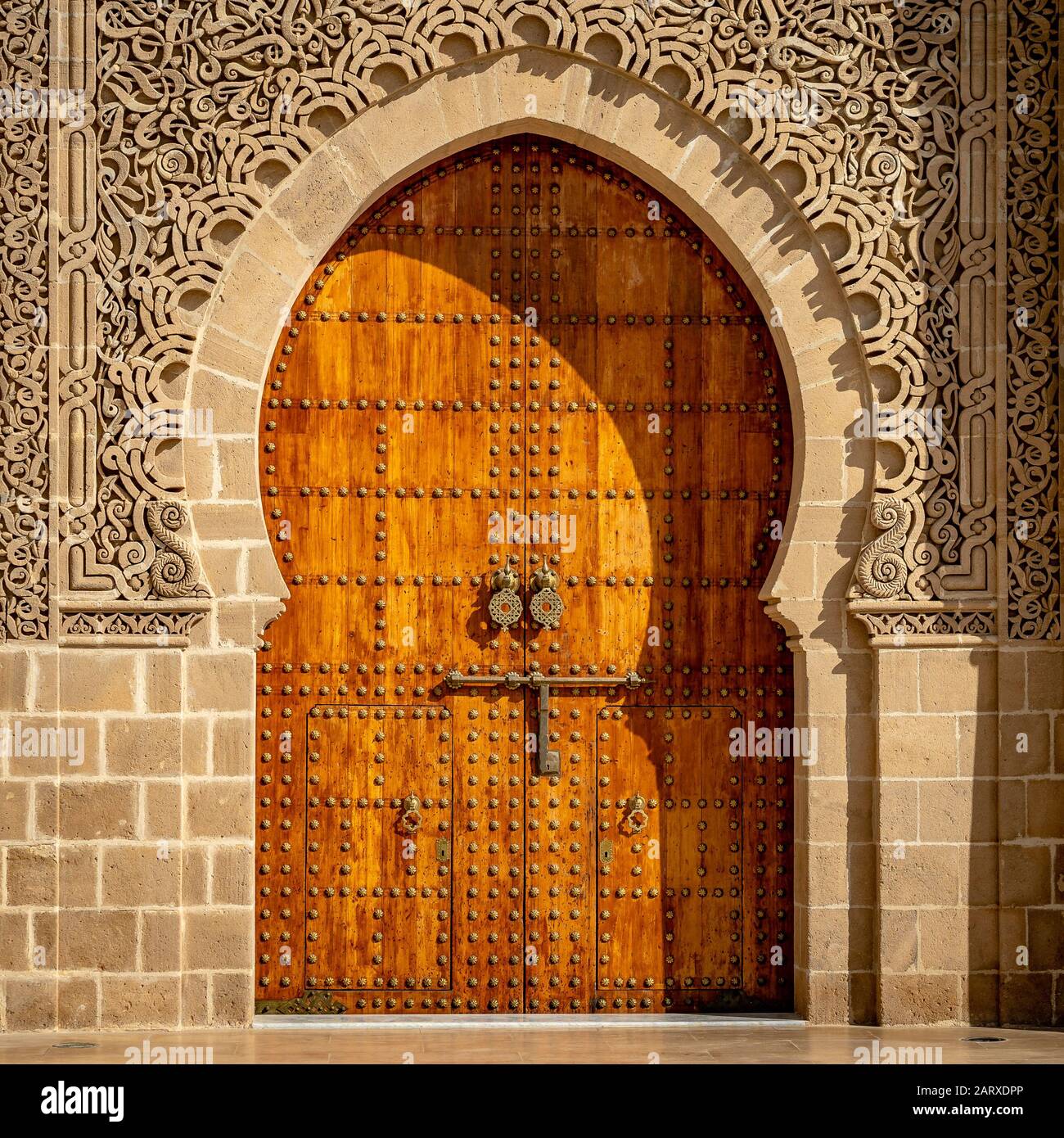 Meknes, Maroc - porte de maison traditionnelle avec décorations  ornementales Photo Stock - Alamy