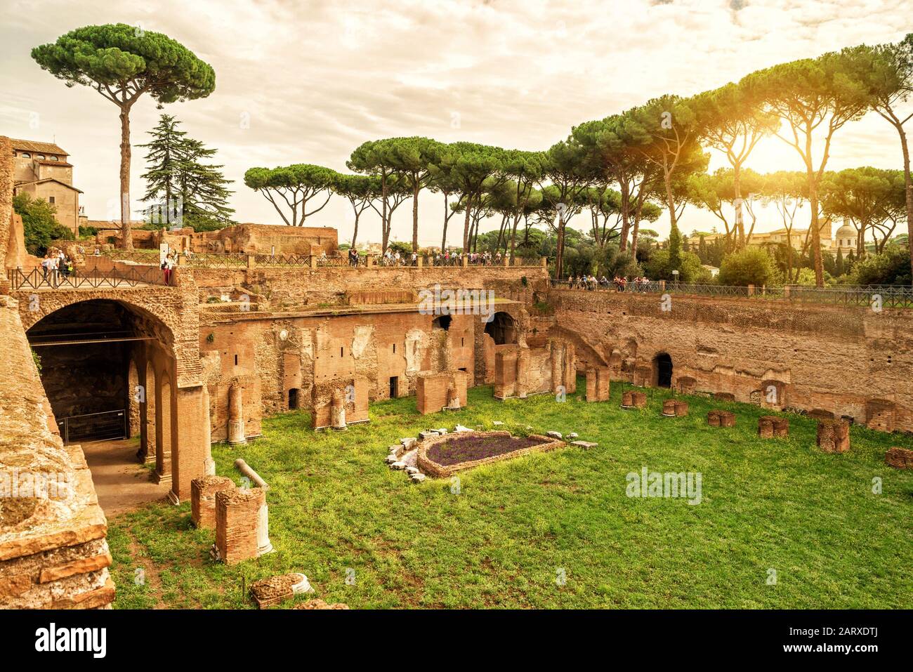 Les ruines du stade de Domitian sur le mont Palatin au coucher du soleil à Rome, en Italie Banque D'Images