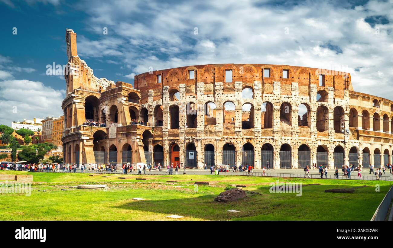 Colisée ou Colisée à Rome au soleil, Italie. Site touristique de Rome. C'est la principale attraction touristique de Rome. Architecture historique et ruines en c Banque D'Images