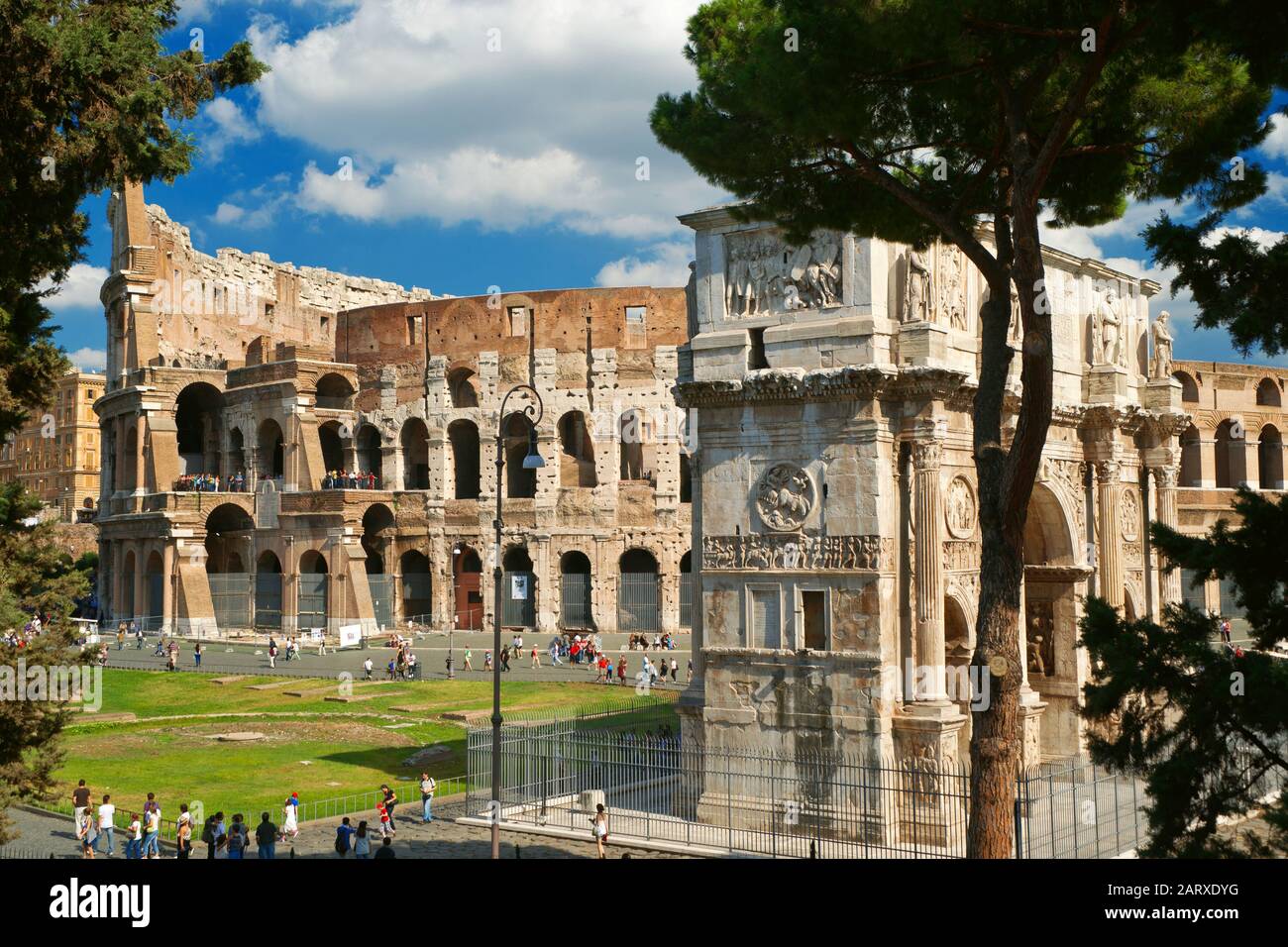 Arche de Constantine et du Colisée à Rome, Italie Banque D'Images