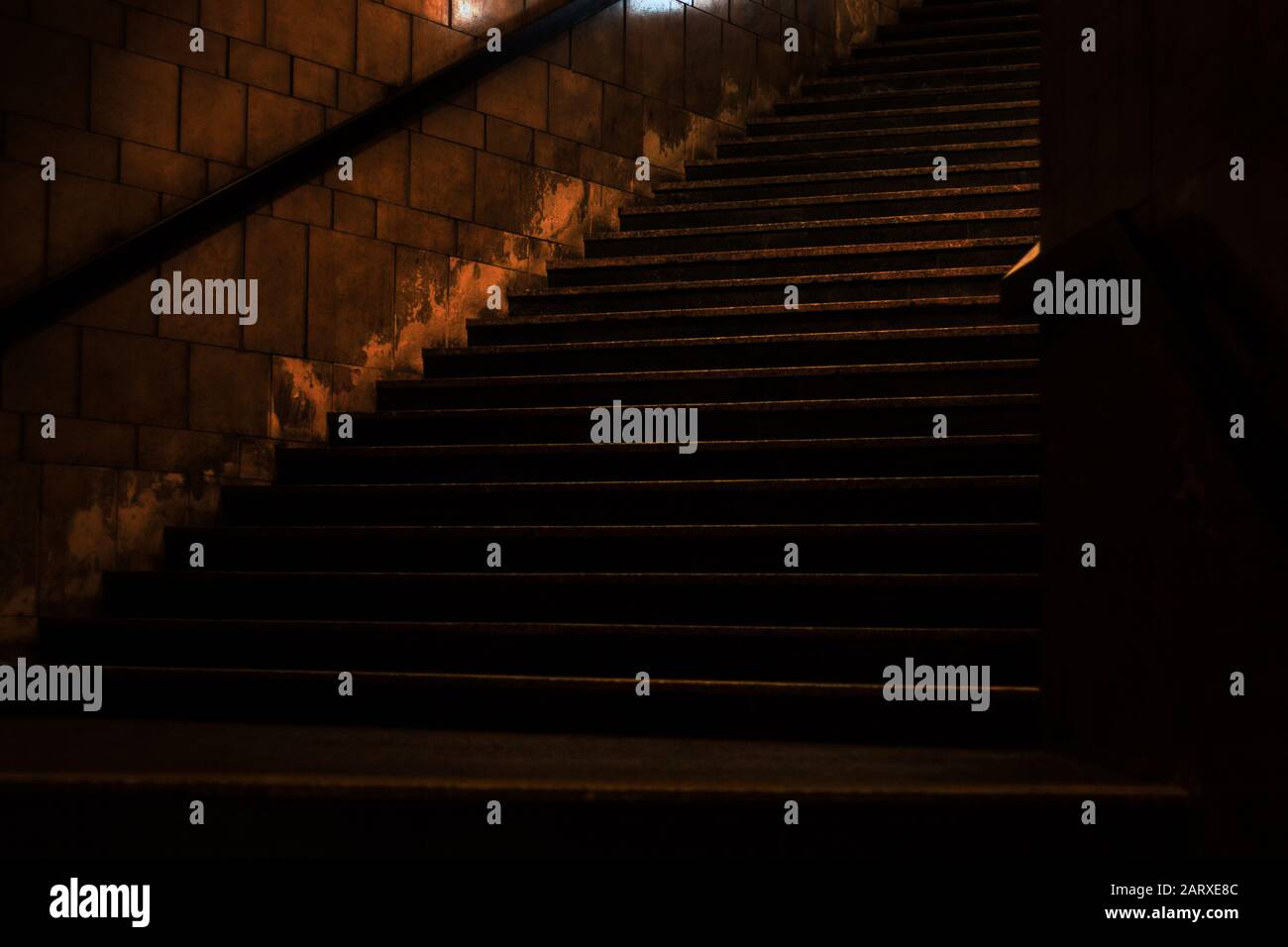 des escaliers sombres souterrains à l'esquisse tard dans la nuit atmosphère dangereuse Banque D'Images