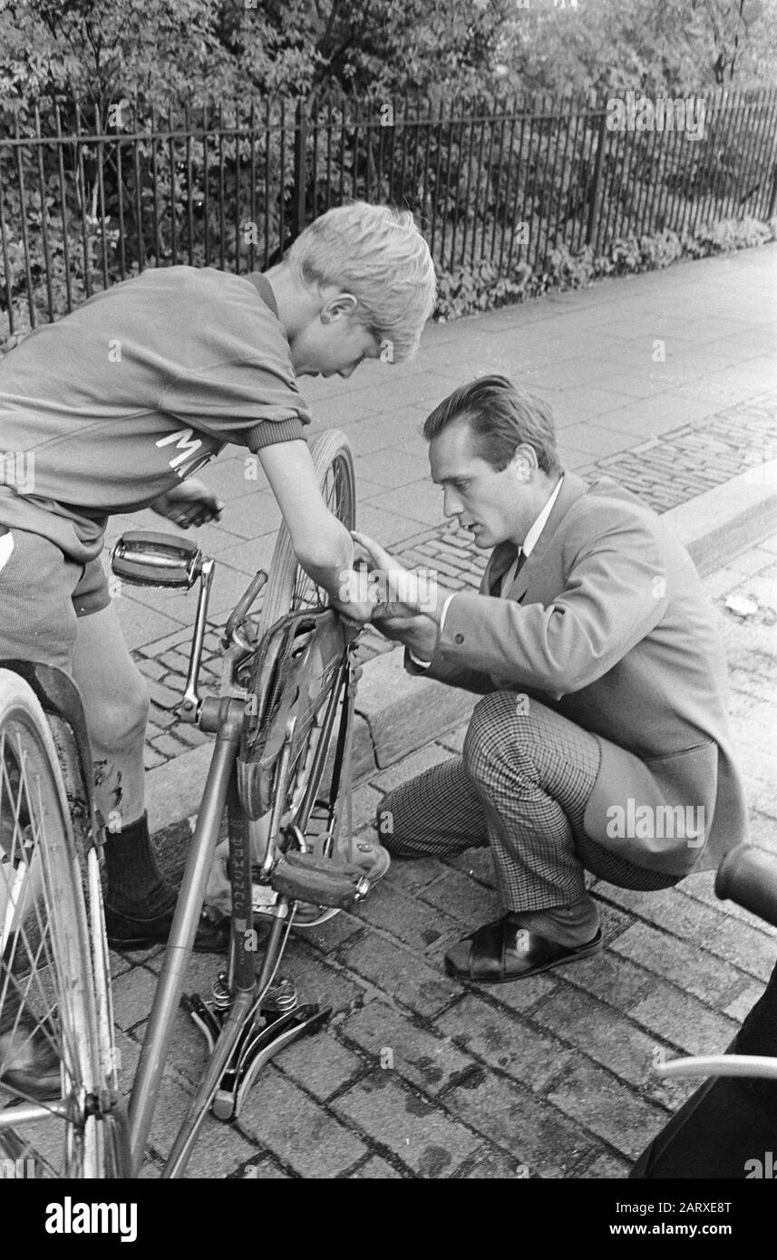 Tour de Frats à Arnhem dès le début, le premier mauvais oiseau Theo van Gelderen (15 ans) Date: 25 juillet 1966 lieu: Arnhem mots clés: Début, cyclisme Nom de l'institution: Tour de Frats Banque D'Images