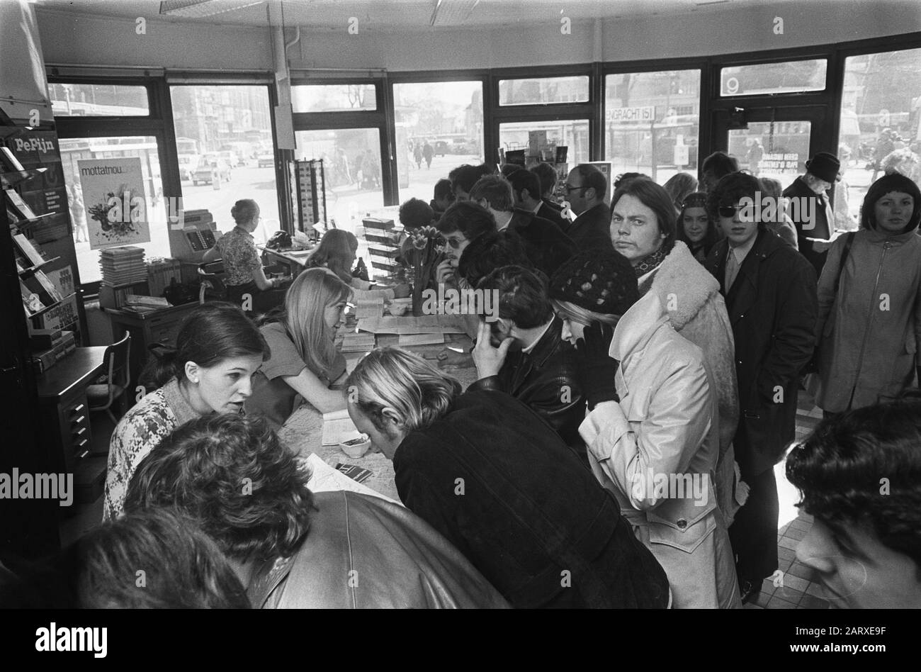 Touristes à Amsterdam en relation avec Pâques. Impression À L'Office De Tourisme Date: 27 Mars 1970 Lieu: Amsterdam, Noord-Holland Mots Clés: Pâques, Touristes Nom De L'Institution: Informations Touristiques Banque D'Images