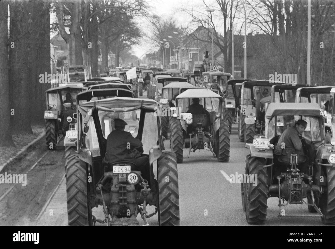 Manifestation des agriculteurs belges avec des tracteurs sur la route des tracteurs des Pays-Bas au cours de l'action Date: 19 mars 1971 lieu: Belgique mots clés: Démonstrations, agriculteurs, tracteurs Banque D'Images