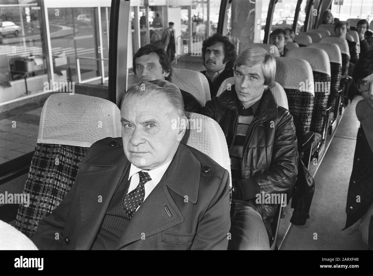 Arrivée des joueurs de Spartak Moscou à Schiphol pour le match de la coupe de l'UEFA contre le FC Haarlem Trainer Beskow (premier plan) dans le bus Date: 1 novembre 1982 lieu: Noord-Holland, Schiphol mots clés: Autobus, sports, entraîneurs, football, footballeurs Banque D'Images