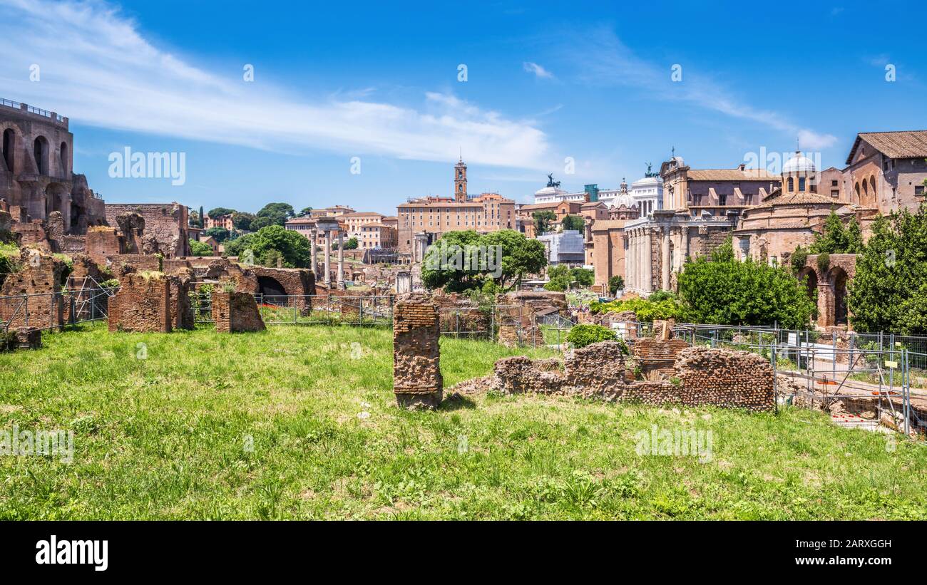 Panorama de l'ancien Forum romain, Rome, Italie. C'est l'une des principales attractions touristiques de Rome. Ruines de l'ancienne ville de Rome en été. Vue panoramique sur t Banque D'Images
