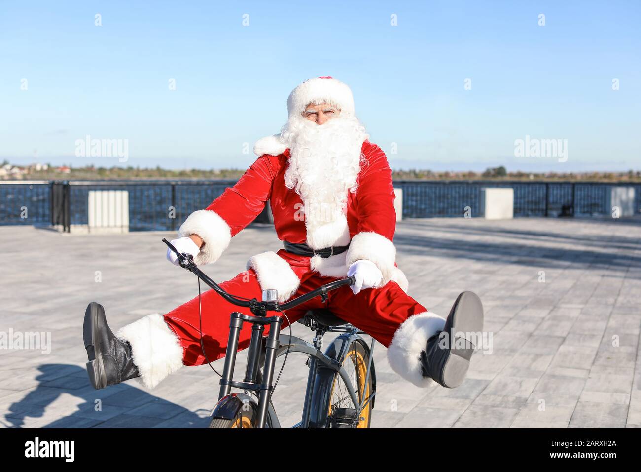 Le Père Noël à vélo à l'extérieur Banque D'Images
