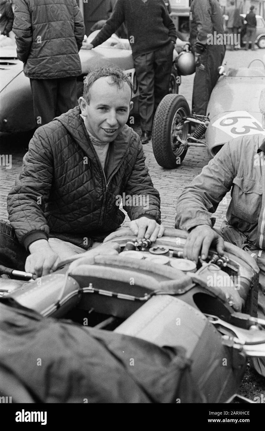 Grand Prix de formation à Zandvoort, John Surtees à sa nouvelle voiture Date: 22 mai 1964 lieu: Noord-Holland, Zandvoort mots clés: Voitures Nom personnel: Surtees Banque D'Images