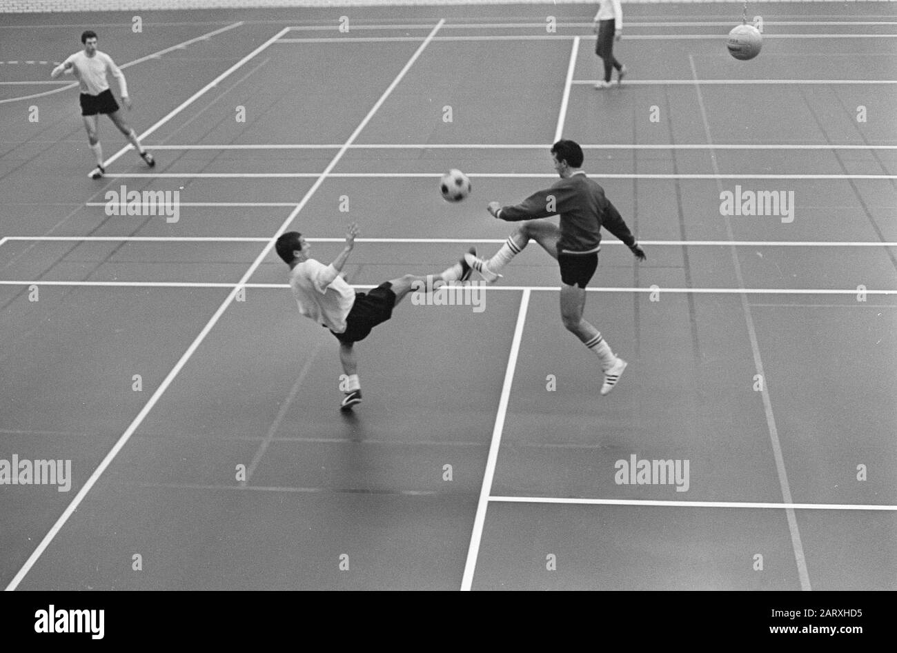 Équipe néerlandaise contre le Danemark formation sur le lieu Date : 28 novembre 1966 lieu : Rotterdam, Zuid-Holland mots clés : sport, entraînement sportif, football Banque D'Images